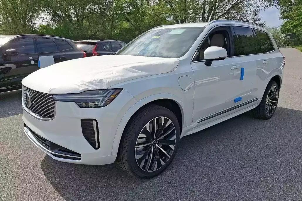 2025 Volvo XC90 T8 Core photo 1