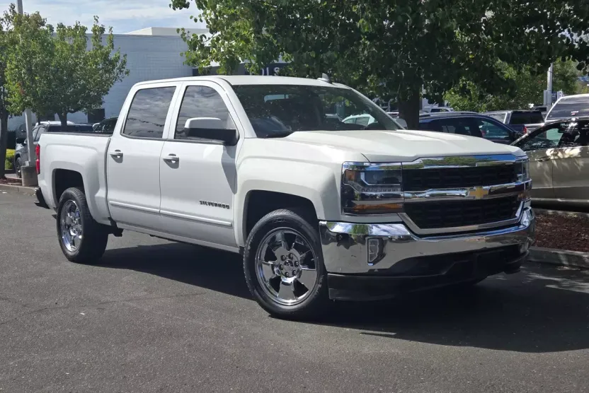 2017 Chevrolet Silverado 1500 LT photo 1