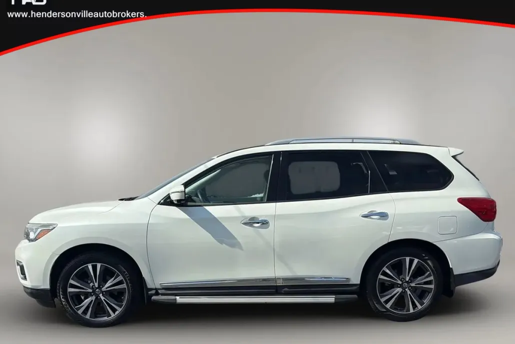 2017 Nissan Pathfinder Platinum photo 1
