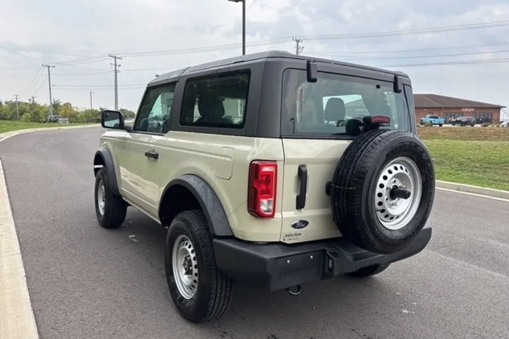 2025 Ford Bronco Base photo 1