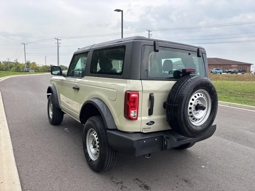 2025 Ford Bronco Base photo 1