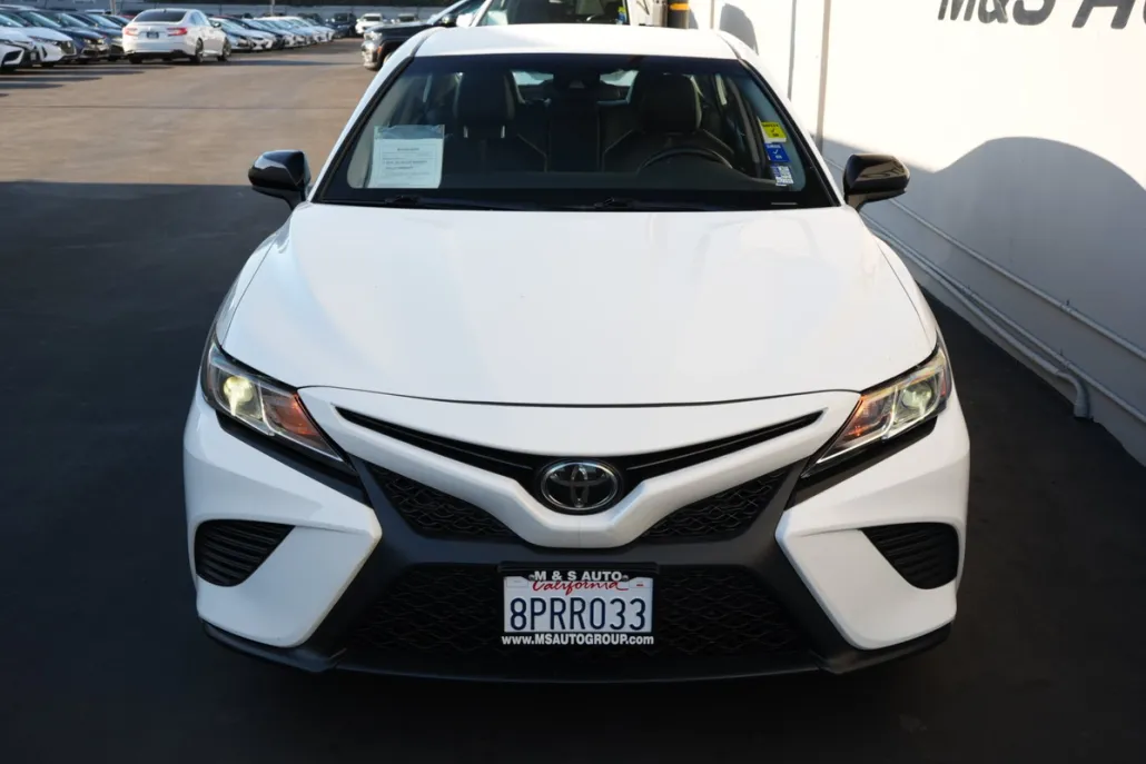 2020 Toyota Camry SE photo 1