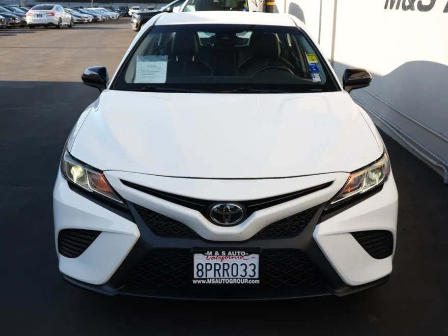 2020 Toyota Camry SE photo 1