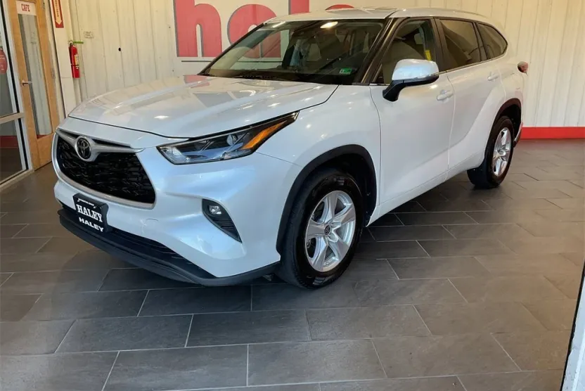2023 Toyota Highlander LE photo 1