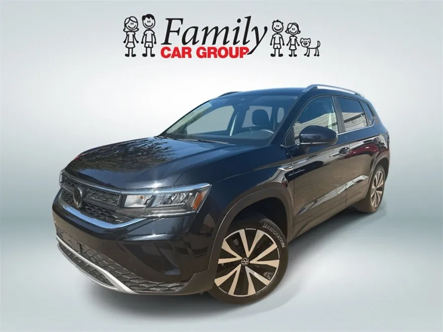 2024 Volkswagen Taos SE photo 1