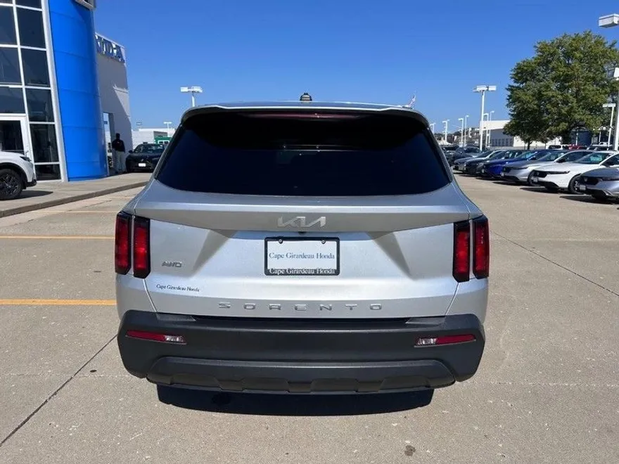 2022 Kia Sorento LX photo 1