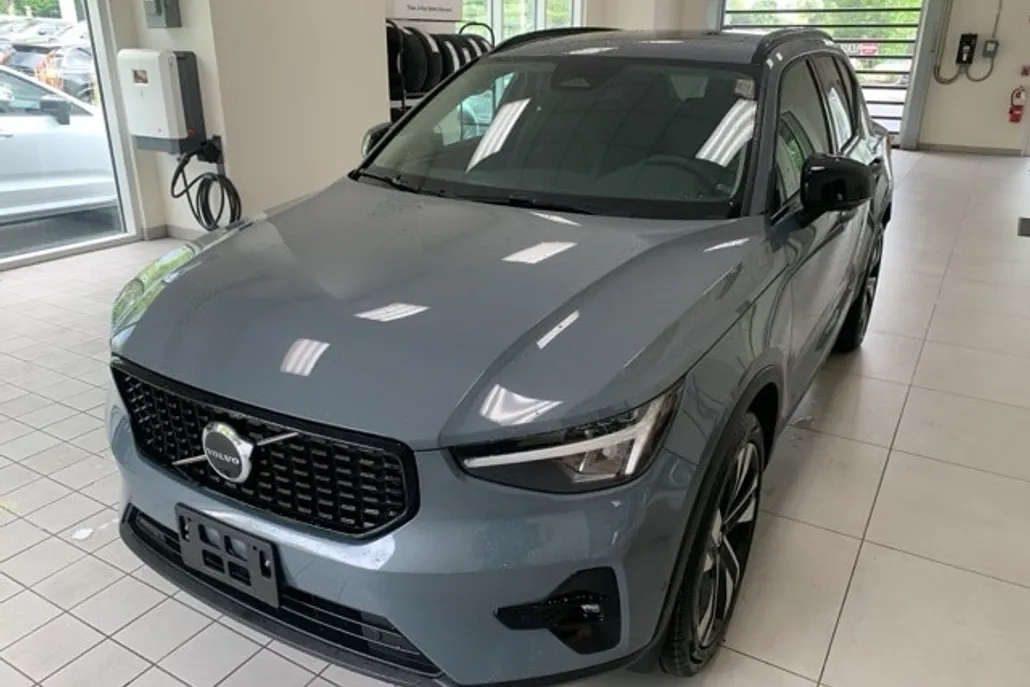 2023 Volvo XC40 Plus photo 1