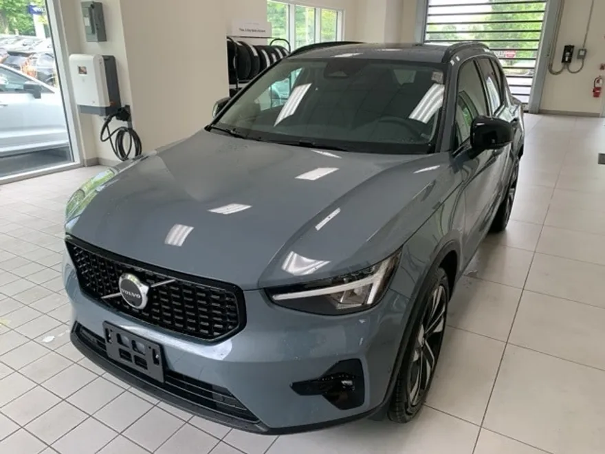 2023 Volvo XC40 Plus photo 1