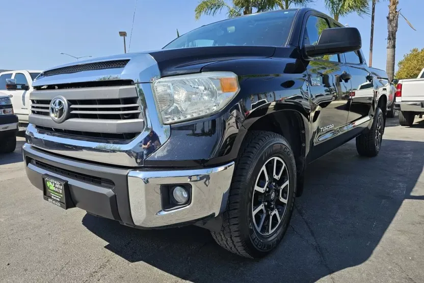 2014 Toyota Tundra CrewMax SR5 photo 1