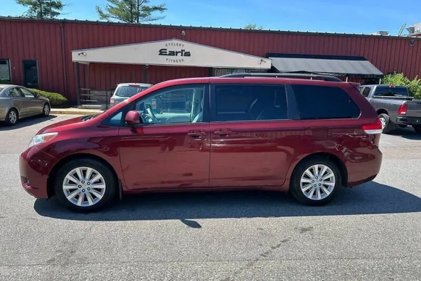 2014 Toyota Sienna XLE photo 1