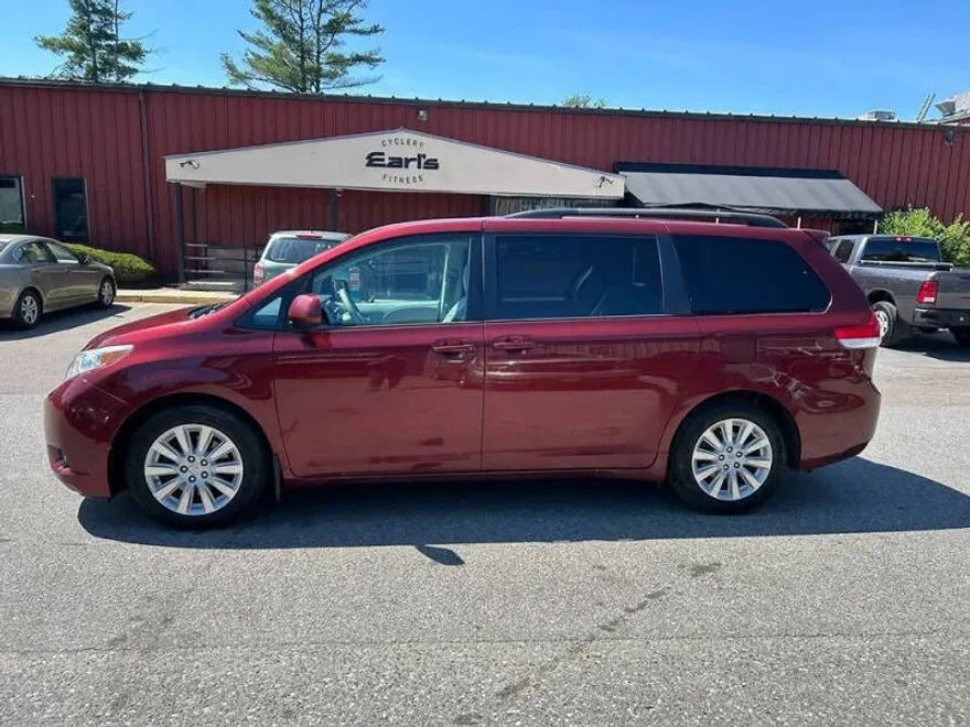 2014 Toyota Sienna XLE photo 1