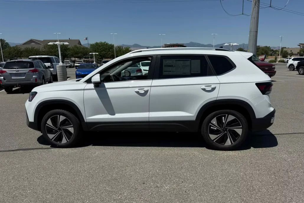 2025 Volkswagen Taos SE photo 1