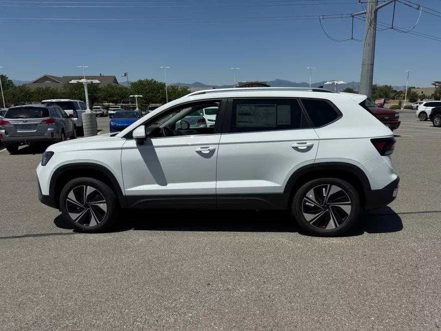 2025 Volkswagen Taos SE photo 1