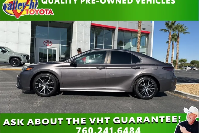 2022 Toyota Camry SE photo 1