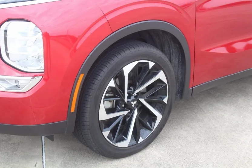 2024 Mitsubishi Outlander SE photo 1