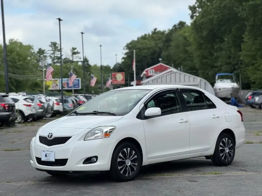 2012 Toyota Yaris photo 1