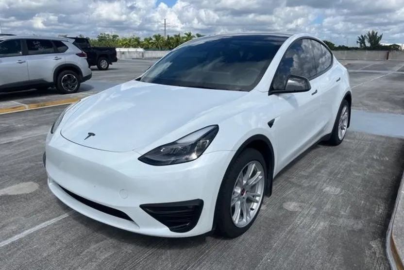 2023 Tesla Model Y Long Range photo 1