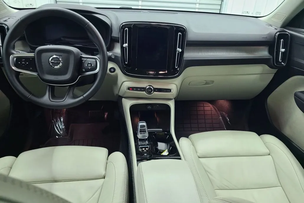 2023 Volvo XC40 Plus photo 1