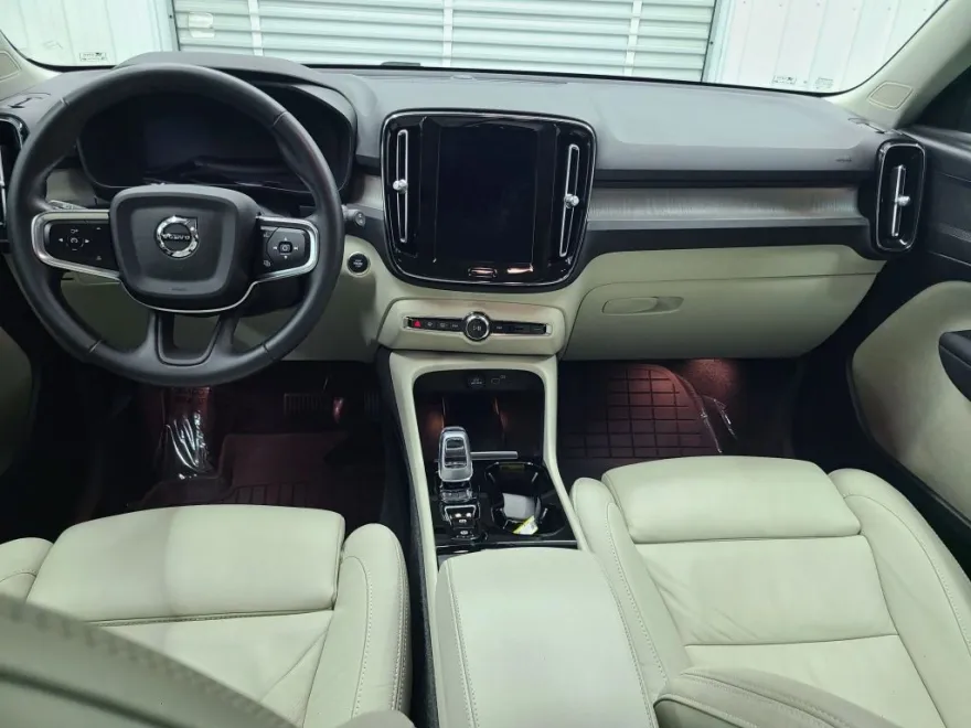 2023 Volvo XC40 Plus photo 1
