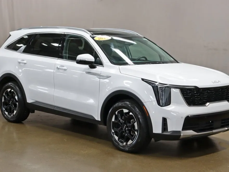 2024 Kia Sorento S photo 1