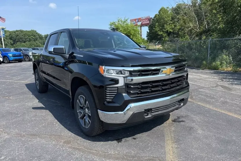 2025 Chevrolet Silverado 1500 LT photo 1