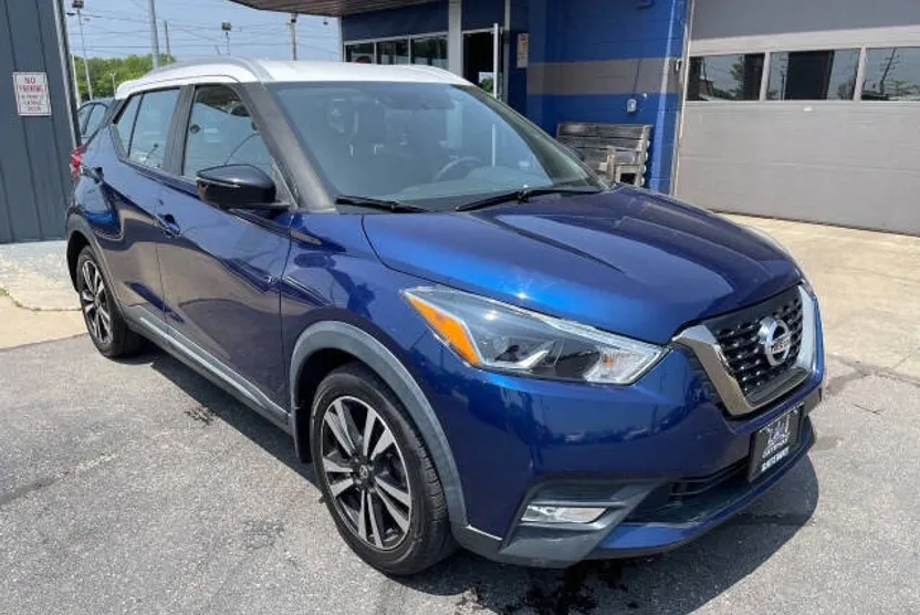 2019 Nissan Kicks SR photo 1