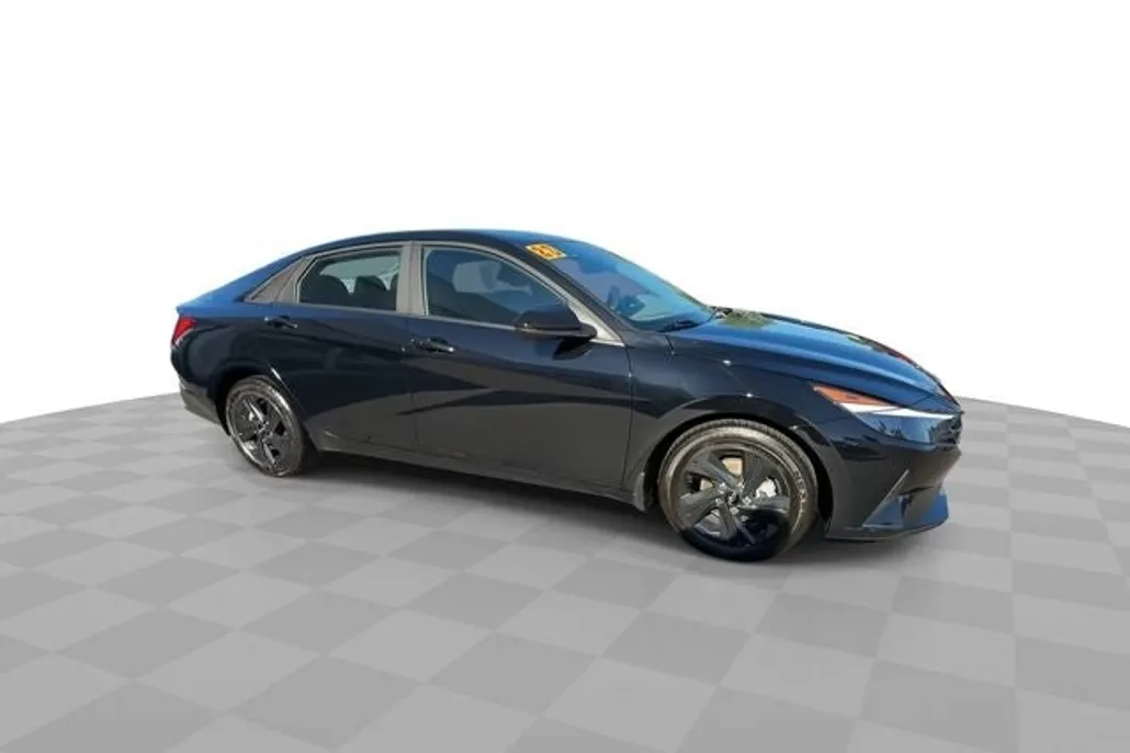 2023 Hyundai Elantra SEL photo 1