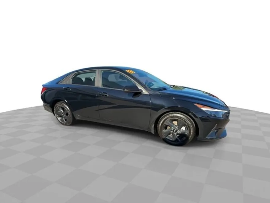 2023 Hyundai Elantra SEL photo 1