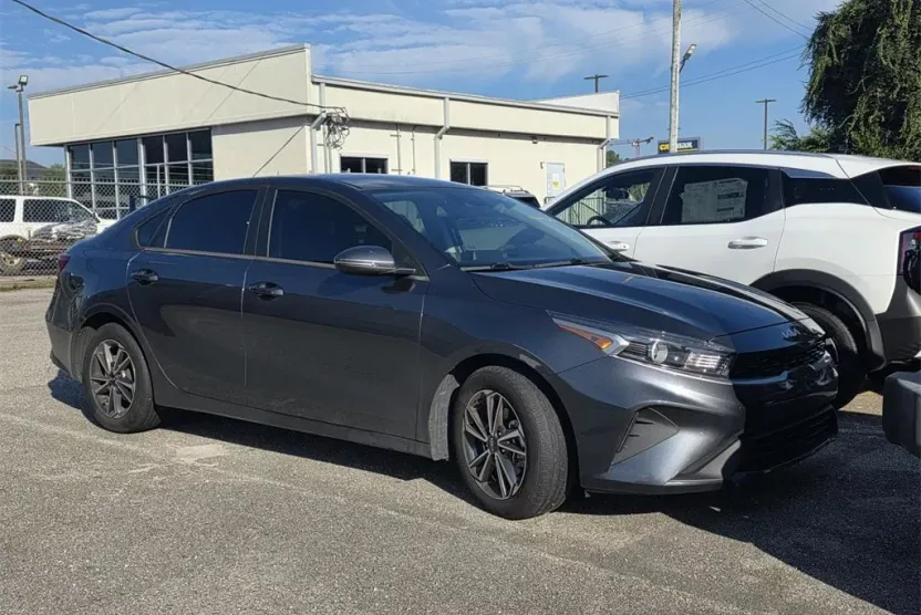 2022 Kia Forte LXS photo 1