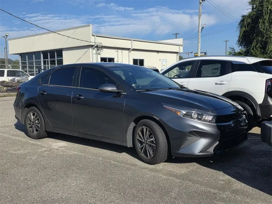 2022 Kia Forte LXS photo 1
