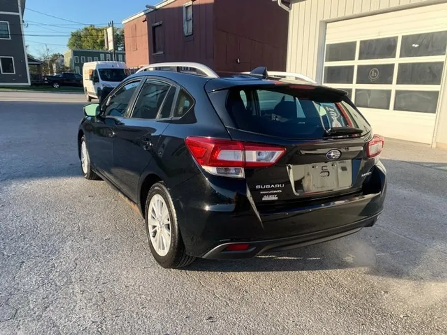 2018 Subaru Impreza 2.0i Premium photo 1