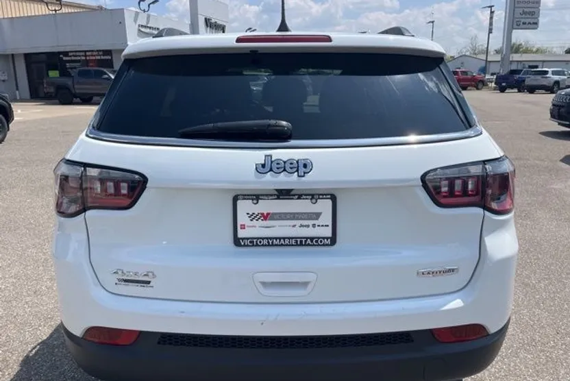 2024 Jeep Compass Latitude photo 1