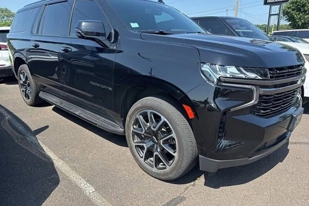 2022 Chevrolet Suburban RST photo 1