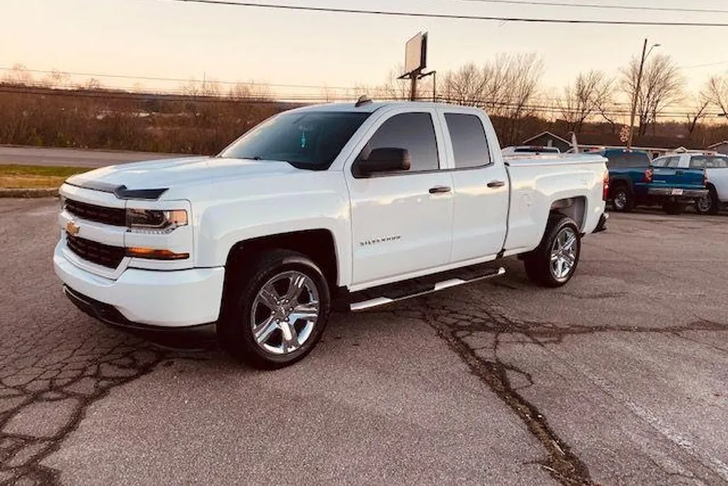 2017 Chevrolet Silverado 1500 Custom photo 1
