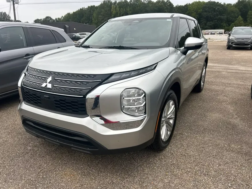 2024 Mitsubishi Outlander ES photo 1