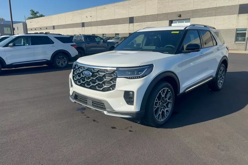 2025 Ford Explorer Platinum photo 1
