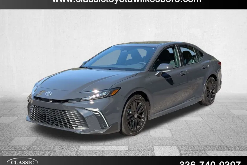 2025 Toyota Camry SE photo 1