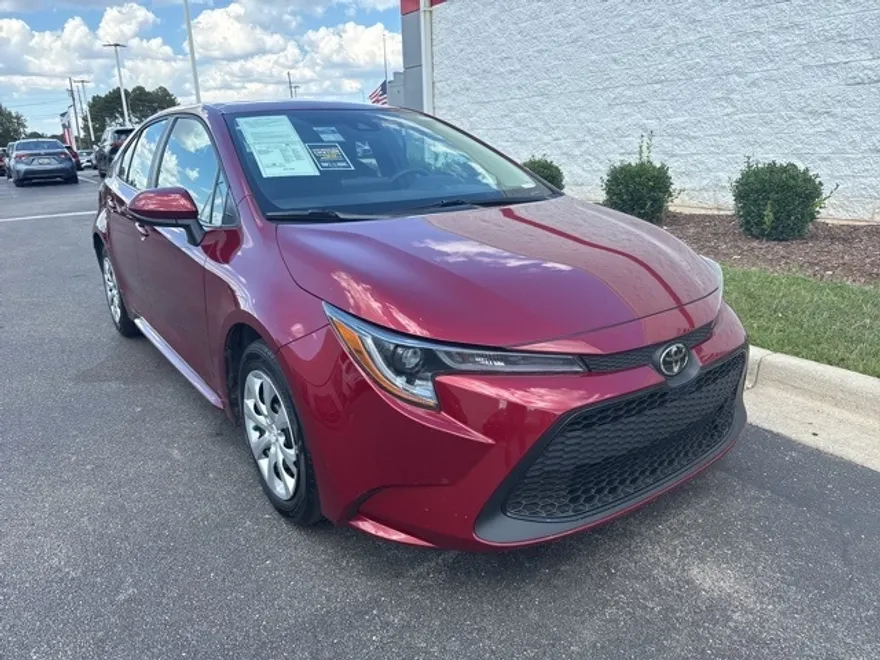 2022 Toyota Corolla LE photo 1