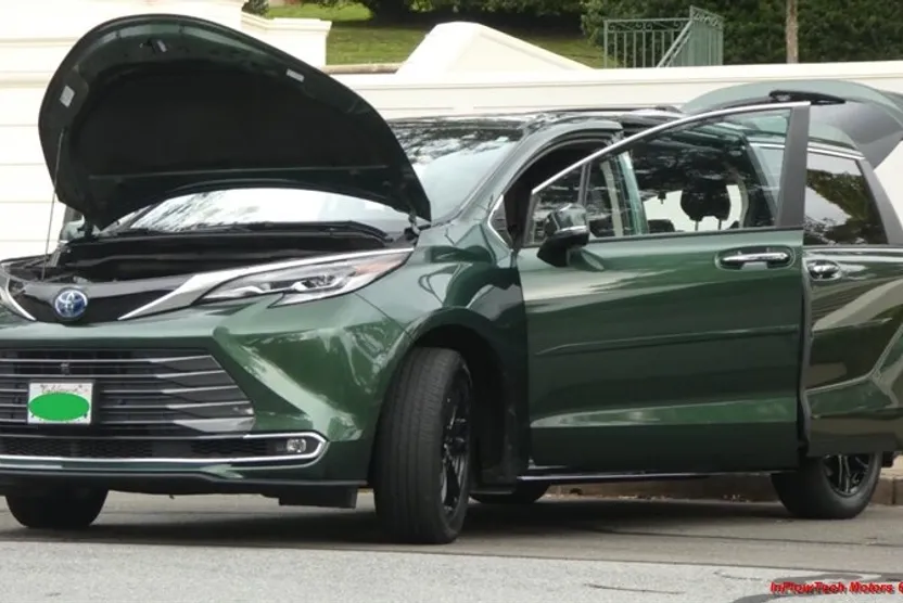 2023 Toyota Sienna Platinum photo 1