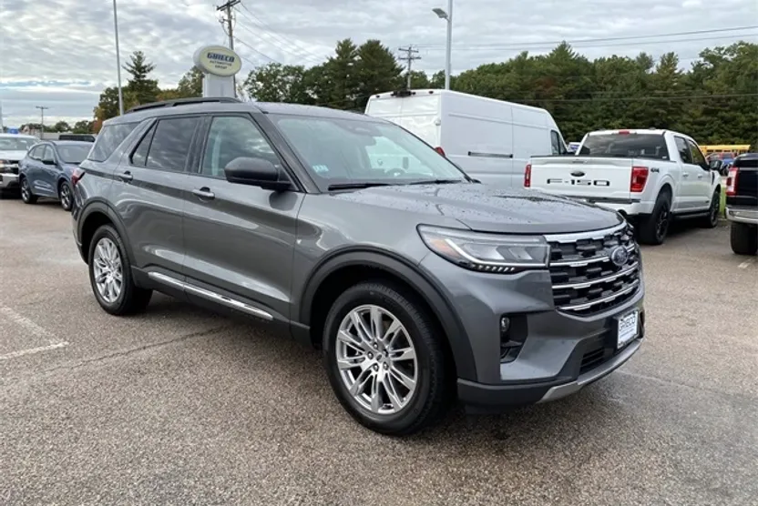 2025 Ford Explorer photo 1