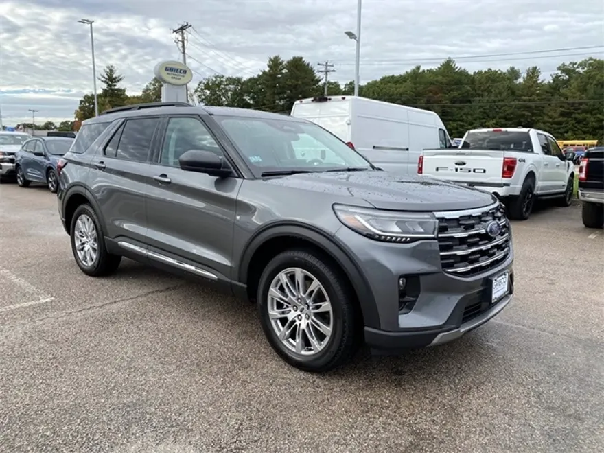 2025 Ford Explorer photo 1