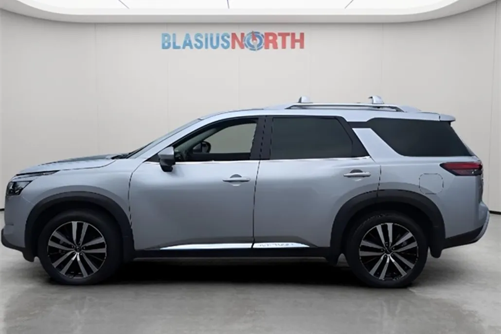 2024 Nissan Pathfinder Platinum photo 1