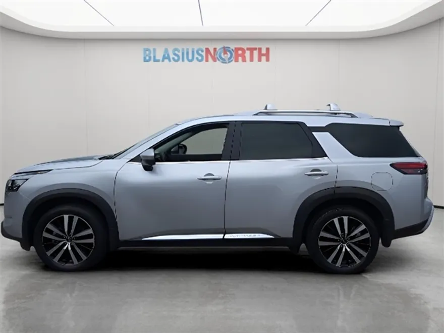 2024 Nissan Pathfinder Platinum photo 1