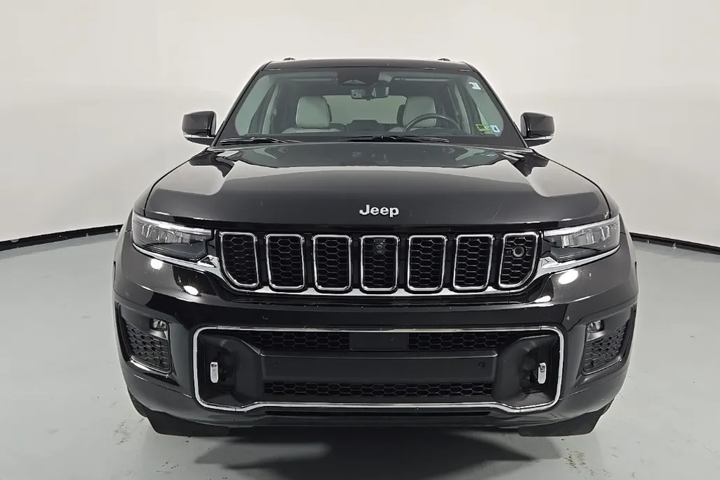 2023 Jeep Grand Cherokee Overland photo 1