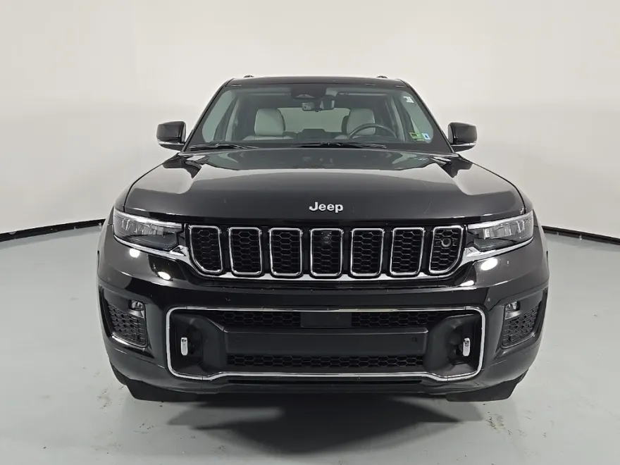 2023 Jeep Grand Cherokee Overland photo 1