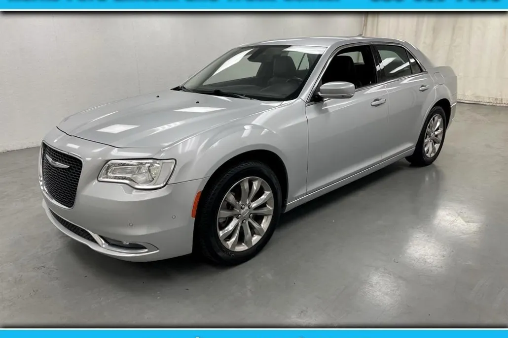 2021 Chrysler 300 Touring photo 1