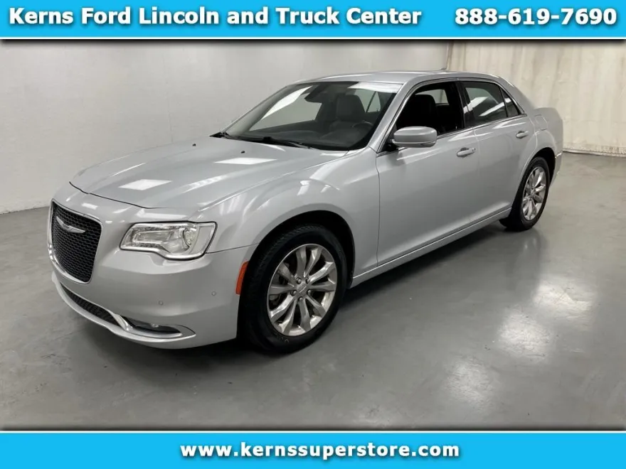 2021 Chrysler 300 Touring photo 1