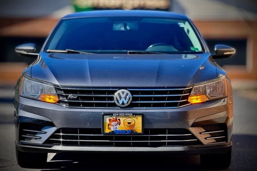 2017 Volkswagen Passat R-Line photo 1
