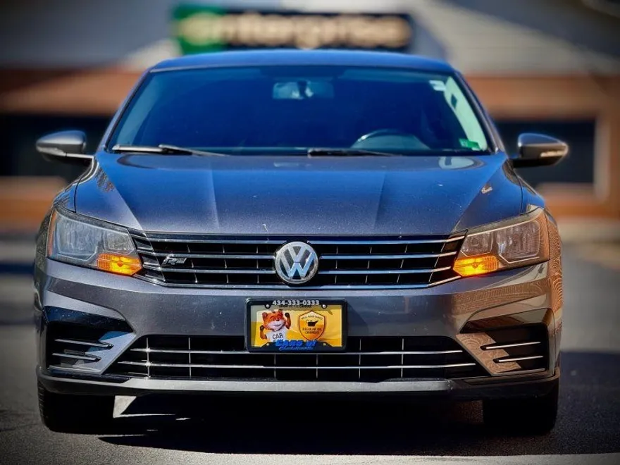 2017 Volkswagen Passat R-Line photo 1