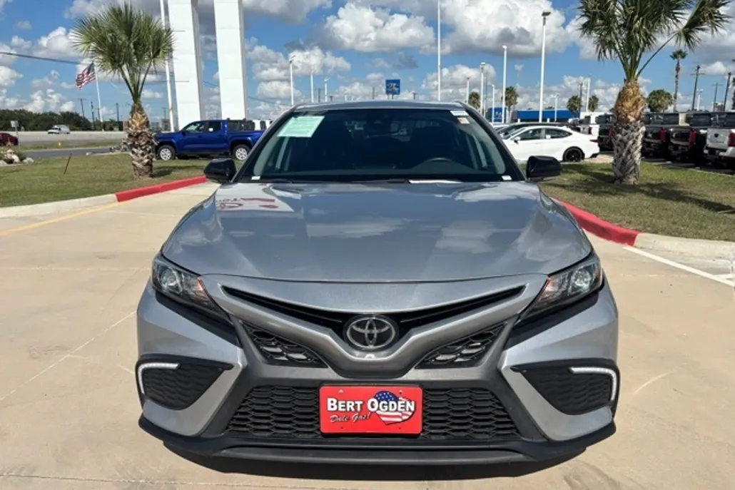 2022 Toyota Camry SE photo 1